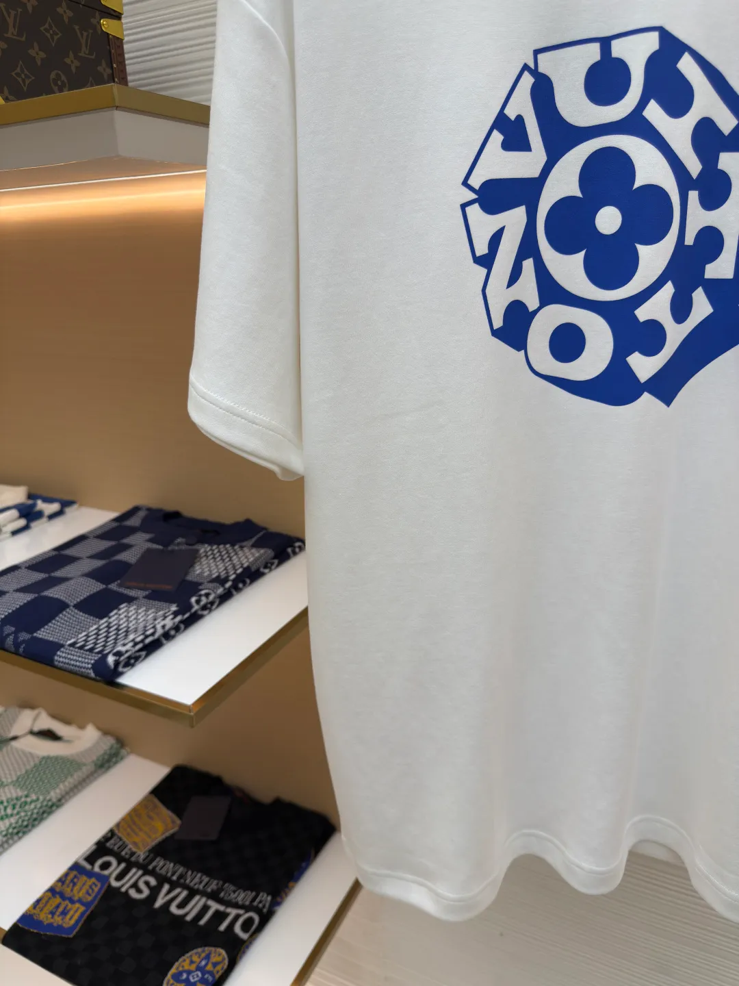 LOUIS VUITTON ●Description: 100% pure cotton texture, soft and waxy, and first-class skin-friendly. There is no itching feeling when worn on the body, especially suitable for wearing close to the body! The printing pattern on the chest, the blue printing color is rich and pure, accurately leaking onto the T-shirt along the screen, printing full colors over and over again, The high-temperature fixation locks the ink and the pure cotton fabric firmly, so that the printing not only feels slightly raised and three-dimensional, but the overall alignment is straight and delicate, the fabric is comfortable and soft, and the color is consistent without color difference. It can be matched with the same style to create a fashionable look and control various occasions. Customized accessories, complete with three standards, the same style for men and women!
